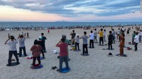Penduduk Vietnam berkumpul melakukan tai chi dan berenang di pantai My Khe di Da Nang, Vietnam. Selama Perang Vietnam, orang Amerika menyebutnya sebagai pantai China.