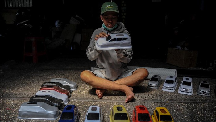 Hobi otomotif berhasil jadikan Randi Riandika sebagai wirausahawan sukses. Pria 33 tahun itu produksi tempat tisu bentuk mobil yang tembus pasar internasional