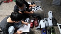 Berawal dari hobi otomotif, Randi Riandika berhasil menjadi wirausahawan sukses dengan membuat produk tempat tisu berbentuk miniatur mobil. Tempat tisu ini dinamai Ti-Box atau Tempat Tisu Box Miniatur berbahan baku plastik PVC 1,5 mm. Wisma Putra/Dok. Detikcom.