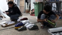 Aktivitas produksi tempat tisu berbentuk miniatur mobil itu dikerjakan di bengkel yang berada di kawasan Sindanglaya, Kecamatan Arcamanik, Kota Bandung. Wisma Putra/Dok. Detikcom.