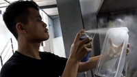 Proses pembuatan tempat tisu unik tersebut dikerjakan oleh Randi bersama sejumlah pekerjanya. Wisma Putra/Dok. Detikcom.
