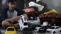 Menurut pria berumur 33 tahun tersebut, dalam satu hari ia dan pekerjanya dapat memproduksi 50 hingga 150 pcs. Proses pembuatannya pun dilakukan dengan sistem per order yang bisa dipesan tiga sampai lima hari. Wisma Putra/Dok. Detikcom.