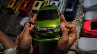 Perajin menyelesaikan produksi tempat tisu berbentuk miniatur mobil di Rumah Kreatif Bandung di Sindanglaya, Arcamanik, Bandung, Jawa Barat, Senin (20/7/2020). ANTARA FOTO/Raisan Al Farisi.