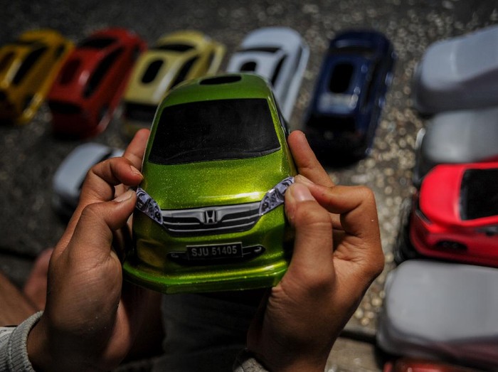 Keren! Tempat Tisu Unik Made in Bandung Ini Go Internasional Hobi otomotif berhasil jadikan Randi Riandika sebagai wirausahawan sukses. Pria 33 tahun itu produksi tempat tisu bentuk mobil yang tembus pasar internasional
