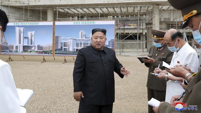 Kim Jong-Un saat mengunjungi proyek pembangunan RS di Pyongyang In this undated photo provided on Monday, July 20, 2020 by the North Korean government, North Korean leader Kim Jong Un, center, visits a construction site of a hospital in Pyongyang, North Korea. Independent journalists were not given access to cover the event depicted in this image distributed by the North Korean government. The content of this image is as provided and cannot be independently verified. Korean language watermark on image as provided by source reads:
