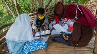 Seperti diketahui, akses internet menjadi hal yang penting bagi para pelajar maupun mahasiswa guna mengikuti kegiatan belajar online di masa pandemi COVID-19. Oleh karenanya, akses internet yang belum merata membuat sejumlah pelajar yang berada di kawasan pelosok cukup kesulitan dan harus memutar otak agar tetap dapat mengikuti kegiatan belajar secara daring. ANTARA FOTO/Muhammad Bagus Khoirunas.