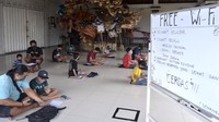 Tak hanya di Sumatera Utara, para pelajar di kawasan Denpasar Bali pun dapat mengakses jaringan internet gratis yang disediakan di Balai Banjar Petangan Gede. ANTARA FOTO/Fikri Yusuf.