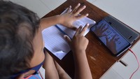 Pengurus lingkungan setempat menyediakan jaringan internet gratis bagi siswa di lingkungan itu yang mengikuti pembelajaran secara daring untuk membantu orang tua siswa yang kesulitan biaya internet. ANTARA FOTO/Fikri Yusuf.