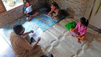 Sinyal internet yang sulit maupun masih adanya siswa yang tak memiliki ponsel pintar untuk kegiatan belajar online membuat seorang guru di kawasan Yogyakarta datang langsung ke rumah muridnya untuk mengajar. Guru SD Kanisius Kenalan Henricus Suroto (kiri) mengajar muridnya di salah satu rumah warga di kawasan pegunungan Menoreh, Dusun Plengan, Banjaroyo, Kalibawang, Kulonprogo, DI Yogyakarta, Senin (20/7/2020). ANTARA FOTO/Anis Efizudin.