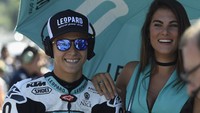 Wanita kelahiran 13 Oktober 1993 ini pun kenal dengan Valentino Rossi saat masih berprofesi sebagai umbrella girl. Foto: Getty Images/Mirco Lazzari gp