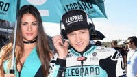 Saat menjadi umbrella girl, Francesca pernah memayungi Fabio Quartararo yang kini menjadi calon juara dunia MotoGP 2021. Foto: Dok. Ist