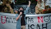 Tuntutan lain yang diusung mahasiswa dalam aksi tersebut yakni Menuntut UNS memberikan potongan UKT secara merata sebesar persentase tertentu kepada mahasiswa UNS (Sekolah vokasi, S1 reguler, S1 transfer, Profesi, dan Pascasarjana) untuk semester gasal TA 2020/2021. Serta Menuntut UNS melakukan kebijakan sanggah UKT akibat COVID-19 kepada mahasiswa baru 2020 untuk seluruh jalur masuk, diberlakukannya kembali SPI Rp 0, serta menolak diterapkan kebijakan golongan UKT 3 teratas pada jalur SM. Istimewa/ Dok. Aliansi Mahasiswa UNS Bergerak.