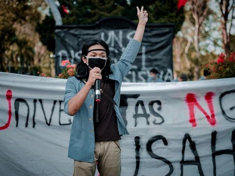 Mahasiswa UNS menggelar aksi yang mengusung tagar #UniversitasNggaweSusah. Ada 10 tuntutan yang diusung oleh para mahasiswa pada pihak kampus UNS dalam aksi itu