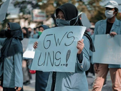 Mahasiswa UNS menggelar aksi yang mengusung tagar #UniversitasNggaweSusah. Ada 10 tuntutan yang diusung oleh para mahasiswa pada pihak kampus UNS dalam aksi itu