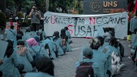 Mahasiswa Universitas Negeri Sebelas Maret (UNS) Solo menggelar aksi yang mengusung #UniversitasNggaweSusah. Humas Aliansi UNS Bergerak Zaki Zamani menyebut aksi #UniversitasNggaweSusah ini dipicu karena persoalan UKT hingga sumbangan pembangunan institusi (SPI) yang dibebankan ke mahasiswa baru. Pasalnya, meski berupa sumbangan, besaran nilai SPI dirasa terlalu tinggi terlebih di masa pandemi virus Corona atau COVID-19 ini. Istimewa/ Dok. Aliansi Mahasiswa UNS Bergerak.