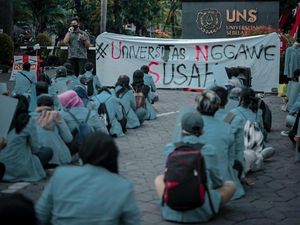 Heboh Mahasiswa UNS Gaungkan #UniversitasNggaweSusah Demi Keringanan UKT