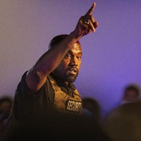 Belum reda gosip tentang keretakan rumah tangganya dengan Kim Kardashian, Kanye West kembali diterpa kabar miring pada Agustus lalu. Kali ini, rapper yang mencalonkan diri sebagai presiden di Pilpres AS 2020 dituduh menghina Islam karena nama sneakers terbaru Yeezy. Sneakers yang dimaksud adalah Yeezy Boost 350 V2 Israfil dan Yeezy Boost 350 V2 Asriel. Di media sosial, muncul kritikan yang menyerang Kanye West dan Adidas karena menggunakan nama Israfil dan Asriel yang dianggap suci oleh umat Islam. Baca berita selengkapnya di sini. (Foto: AP/Lauren Petracca Ipetracca)