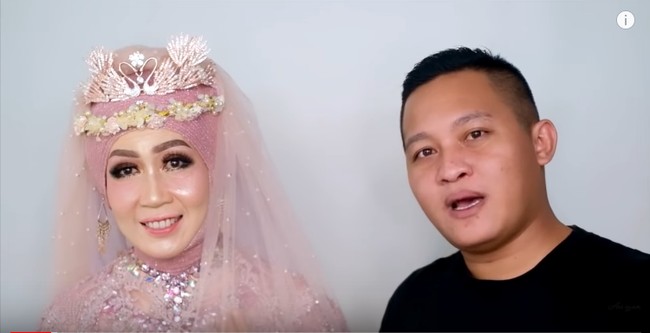 Transformasinya itu sukses bikin netizen tercengang. Masih tetap takjub... mas Ari Izam benar² skill dewa, komentar netizen lainnya.  Foto: Youtube
