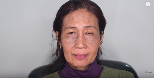Video berjudul Resepsi Pernikahan NENEK VIRAL! Umur 60 TAHUN Jadi PENGANTIN itu menunjukkan bagaimana kekuatan makeup dapat mengubah wajah seseorang. Inilah wajah sebelum didandani. Wajah nenek dua cucu itu sudah terlihat kendur dengan banyak flek hitam.  Foto: Youtube