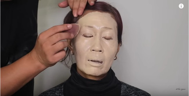 Salah satu rahasia di balik wajah flawless sang nenek adalah kekuatan foundation. Ari Izam mencampur tiga jenis foundation dengan tekstur dan warna yang beda.  Foto: Youtube