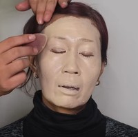 Salah satu rahasia di balik wajah flawless sang nenek adalah kekuatan foundation. Ari Izam mencampur tiga jenis foundation dengan tekstur dan warna yang beda.  Foto: Youtube