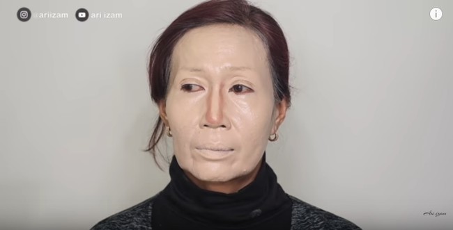 Pada awalnya memang foundation tampak begitu tebal dan terang. Namun diakali dengan menggunakan contour wajah. Foto: Youtube