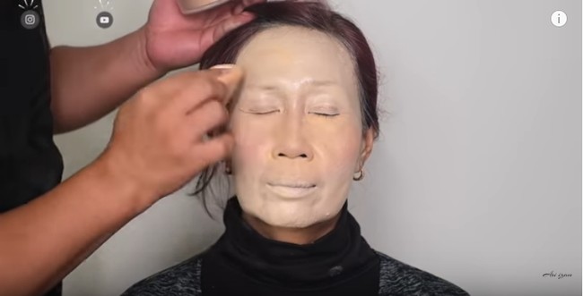 Ari menegaskan bahwa aplikasi bedak tabur pun harus banyak untuk memastikan foundation terserap sempurna di kulit. Foto: Youtube