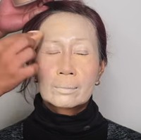 Ari menegaskan bahwa aplikasi bedak tabur pun harus banyak untuk memastikan foundation terserap sempurna di kulit. Foto: Youtube