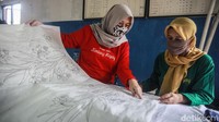 Pembuatan batik di sanggar tersebut mulai berjalan kembali setelah terhenti saat pemberlakuan Pembatasan Sosial Berskala Besar (PSBB).