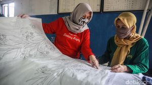 Melihat Pembuatan Kembang Mayang, Batik Khas Kota Tangerang