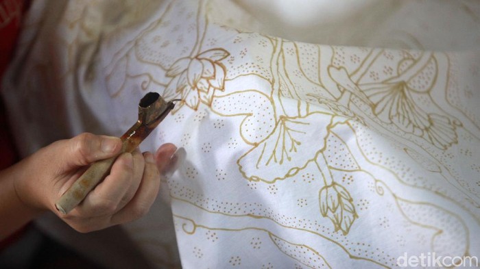 Batik Kembang Mayang adalah batik khas Kota Tangerang, Banten. Pembuatan batik tersebut mulai bergeliat kembali setelah terhenti akibat PSBB.