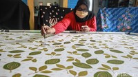 Hampir setiap kota di pulau Jawa mempunyai batik dengan motif khas.