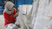 Di Kota Tangerang, motif Kembang Mayang merupakan batik khas yang sulit ditemukan di kota lain.