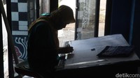 Kampung Batik ini menjadi salah satu wisata edukasi yang terbuka untuk siapa saja yang ingin belajar membuat batik.