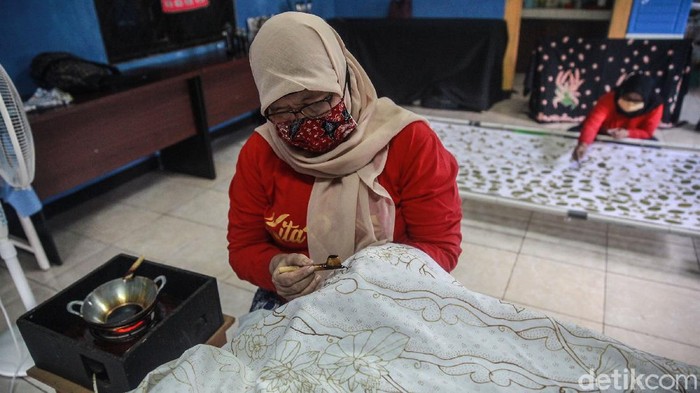 Batik Kembang Mayang adalah batik khas Kota Tangerang, Banten. Pembuatan batik tersebut mulai bergeliat kembali setelah terhenti akibat PSBB.