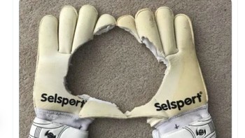 Sarung tangan bolong De Gea menggambarkan payahnya penampilannya. Foto: istimewa