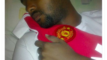 De Gea seperti sedang ketiduran kala menjaga gawang MU. Foto: istimewa