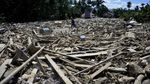 Mencari Barang Berharga Usai Banjir Bandang
