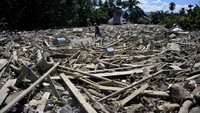Pasca banjir bandang sejumlah warga yang terdampak mulai mengambil barangnya yang masih bisa digunakan.