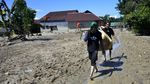 Mencari Barang Berharga Usai Banjir Bandang