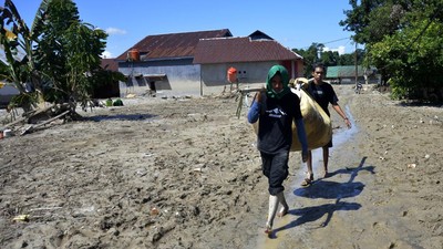 Mencari Barang Berharga Usai Banjir Bandang