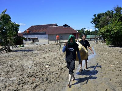 Mencari Barang Berharga Usai Banjir Bandang