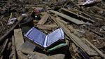 Mencari Barang Berharga Usai Banjir Bandang