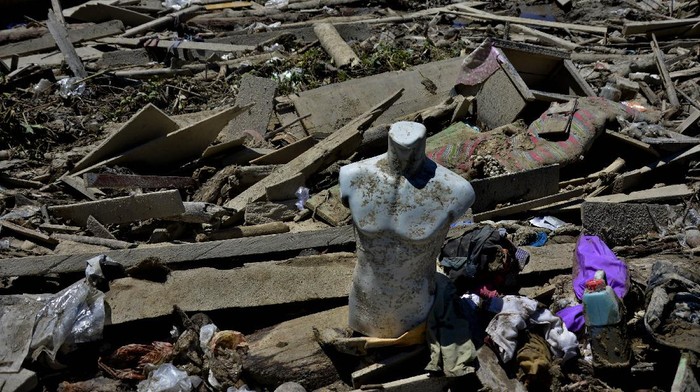 MENCARI BARANG BERHARGA PASCA BANJIR BANDANG Sebuah Al Quran berada di sekitar tumpukan material lumpur dan kayu pasca banjir bandang di Desa Radda, Kabupaten Luwu Utara, Sulawesi Selatan, Sabtu (19/7/2020). Pasca banjir bandang sejumlah warga yang terdampak mulai mengambil barangnya yang masih bisa digunakan. ANTARA FOTO/Abriawan Abhe/foc.