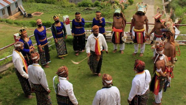 Menikmati Tarian Caci di Desa Wisata Liang Ndara