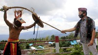 Tari Caci merupakan tarian perang khas masyarakat Manggarai yang menampilkan pertarungan antara laki-laki yang mengandung makna kepahlawanan dan keperkasaan.