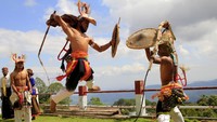 Penari menampilkan atraksi tarian Caci di desa wisata Liang Ndara, Manggarai Barat, NTT, Minggu (19/7/2020).