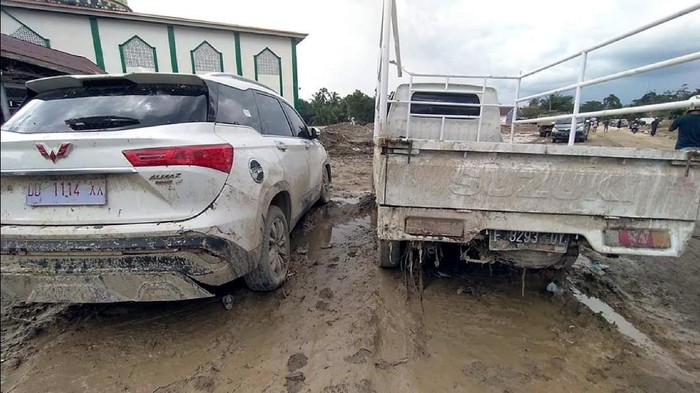Mobil Sukabumi Berlumpur