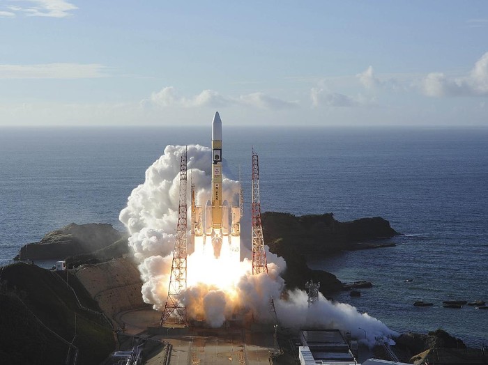 An H-IIA rocket with United Arab Emirates Mars orbiter Hope lifts off from Tanegashima Space Center in Kagoshima, southern Japan Monday, July 20, 2020. A United Arab Emirates spacecraft rocketed away Monday on a seven-month journey to Mars, kicking off the Arab world’s first interplanetary mission. (Hiroki Yamauchi/Kyodo News via AP)