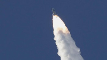 “Kita menyaksikan peluncuran sukses wahana Probe ke Mars dengan kebanggaan dan kebahagiaan, seiring kita memulai babak baru di antariksa, dipimpin oleh anak muda kita yang luar biasa,” kata Sheikh Mohamed bin Zayed, Crown Prince of Abu Dhabi. Foto: AP Photo